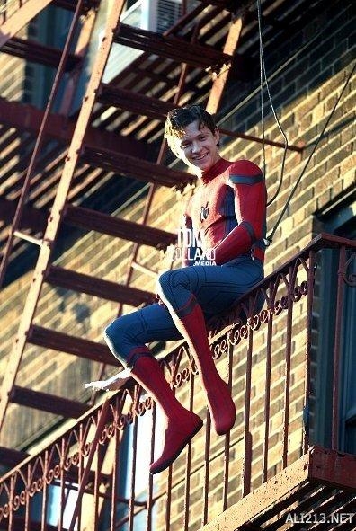 《蜘蛛侠：归来》新片场照 小蜘蛛身穿新战衣飞檐走壁