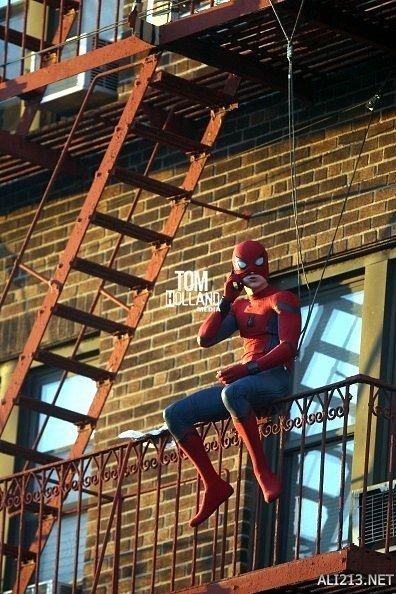《蜘蛛侠：归来》新片场照 小蜘蛛身穿新战衣飞檐走壁
