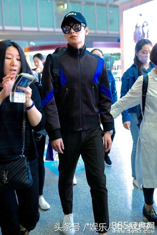 杨洋现身机场，接机粉丝可谓“人山人海”