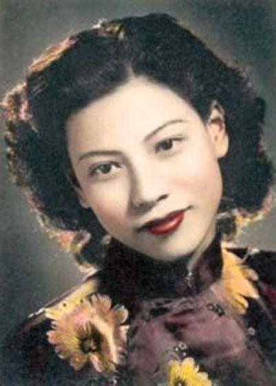 至今未婚的罗兰，成为圈中备受爱戴的老大姐