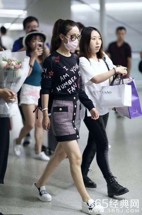 赵丽颖好不容易穿鞋合脚，却被网友讽刺钟爱厚底好乡土