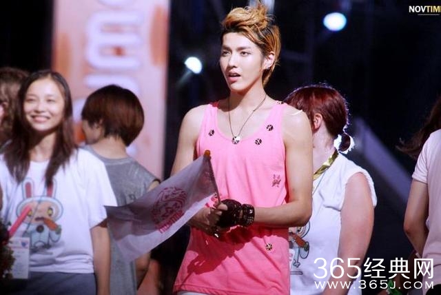 穿粉衣好看的男星，鹿晗呆萌，权志龙痞帅，杨洋阳光