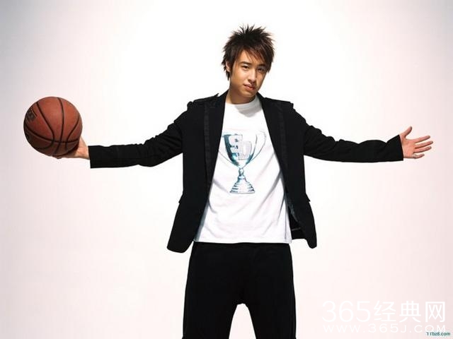 同样是打篮球，杨洋帅气逼人，他的姿势最销魂