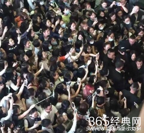 杨洋现身机场，接机粉丝可谓“人山人海”