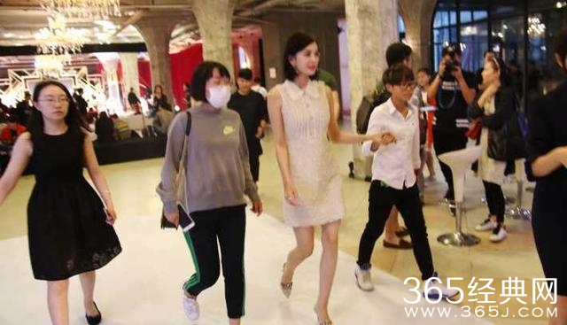 招黑没够？娜扎要这样走路，真要跟郑爽赵丽颖学学了