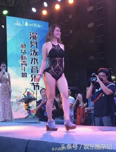 小泽玛利亚镂空比基尼大玩水枪湿身，美人迟暮如今身材太辣眼睛