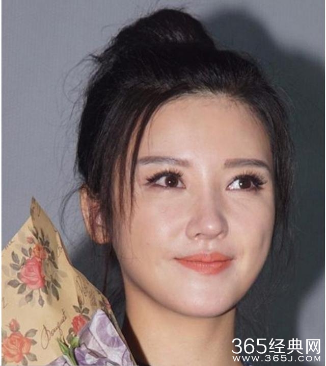 30岁杨子珊近照，和三年前的郑微相差太大，判若两人撞脸郑爽