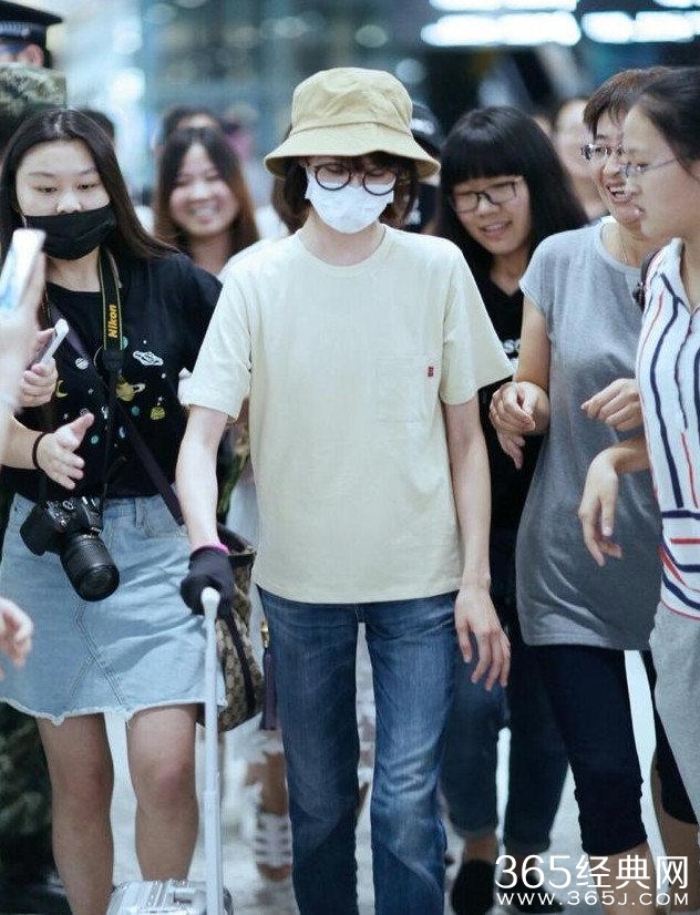 娜扎机场无人识竟找托扮亲切？就这人气还好意思跟郑爽比？
