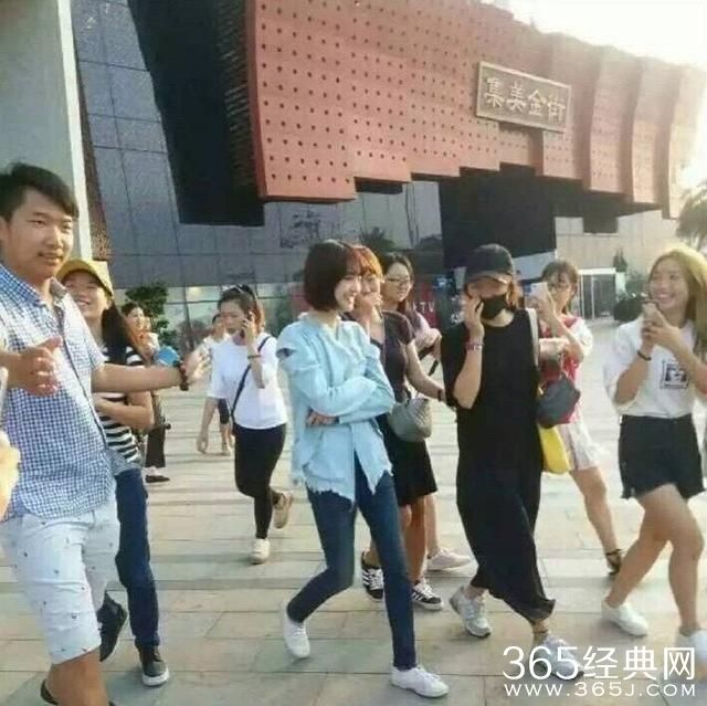 娜扎机场无人识竟找托扮亲切？就这人气还好意思跟郑爽比？