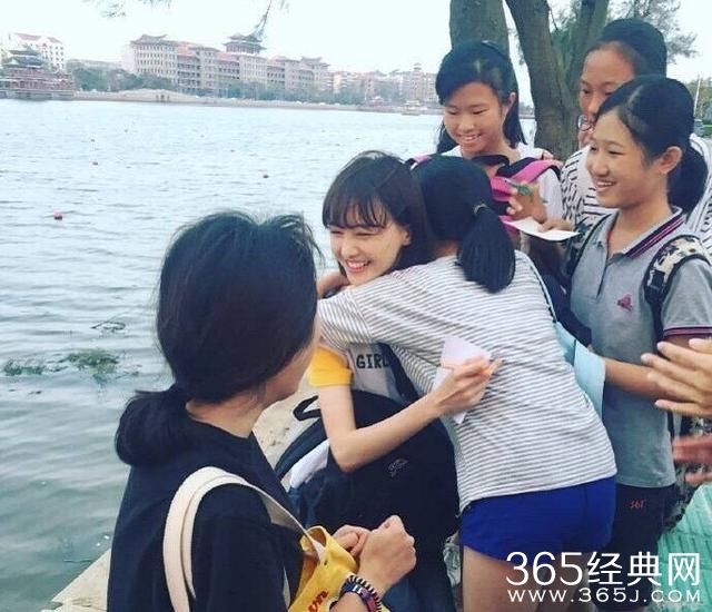 娜扎机场无人识竟找托扮亲切？就这人气还好意思跟郑爽比？