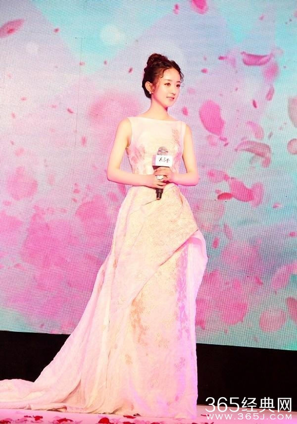 小脚硬穿大鞋 心疼赵丽颖的小脚丫