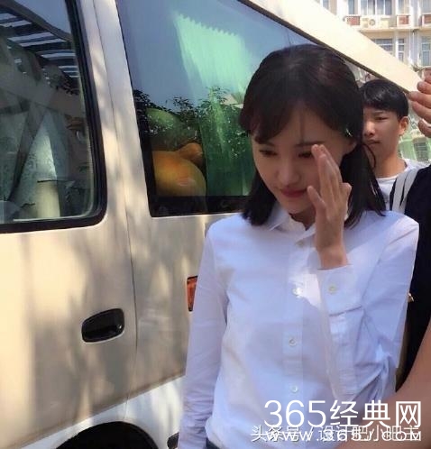 郑爽房车遭粉丝围观拍照     网友：女神的座驾真壕啊