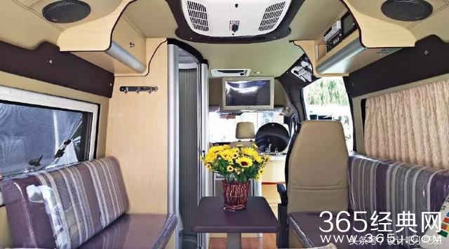 郑爽房车遭粉丝围观拍照     网友：女神的座驾真壕啊