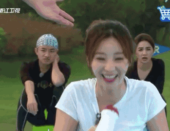 柳岩出道全靠胸？但一只手的照片却让人看的心酸