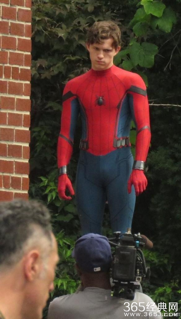 《蜘蛛侠：归来》新片场照 小蜘蛛身穿新战衣飞檐走壁