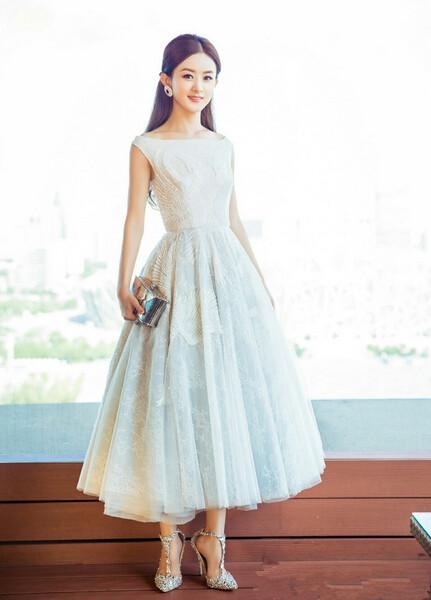 赵丽颖的鞋子为什么都大那么多，不会掉么？