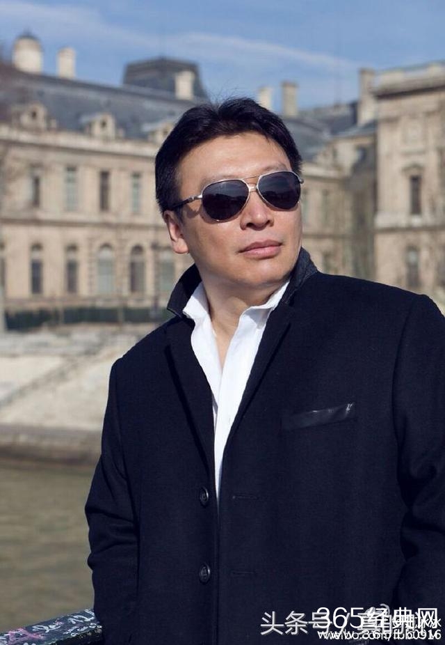 范冰冰发文感恩工作室 网友惊奇发现图中的某个男人非比寻常