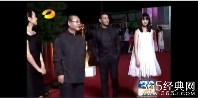 郑爽成名前走红毯完全黑脸不理同伴，果然任性小公主成名