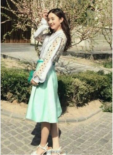 赵丽颖的鞋子为什么都大那么多，不会掉么？