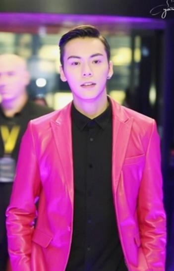 穿粉衣好看的男星，鹿晗呆萌，权志龙痞帅，杨洋阳光