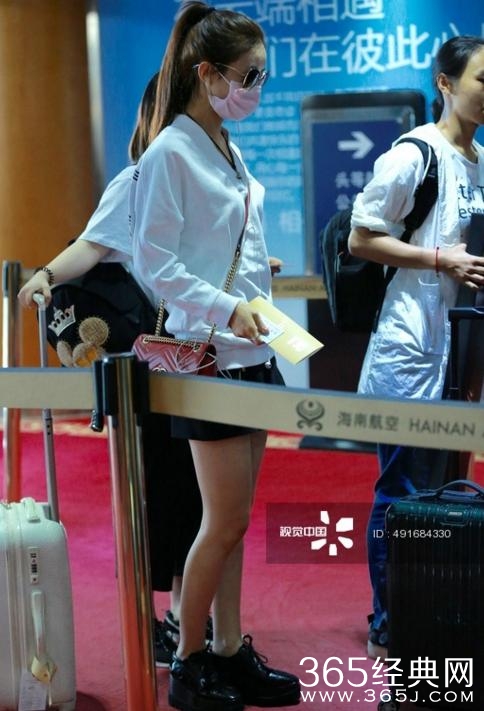 赵丽颖好不容易穿鞋合脚，却被网友讽刺钟爱厚底好乡土