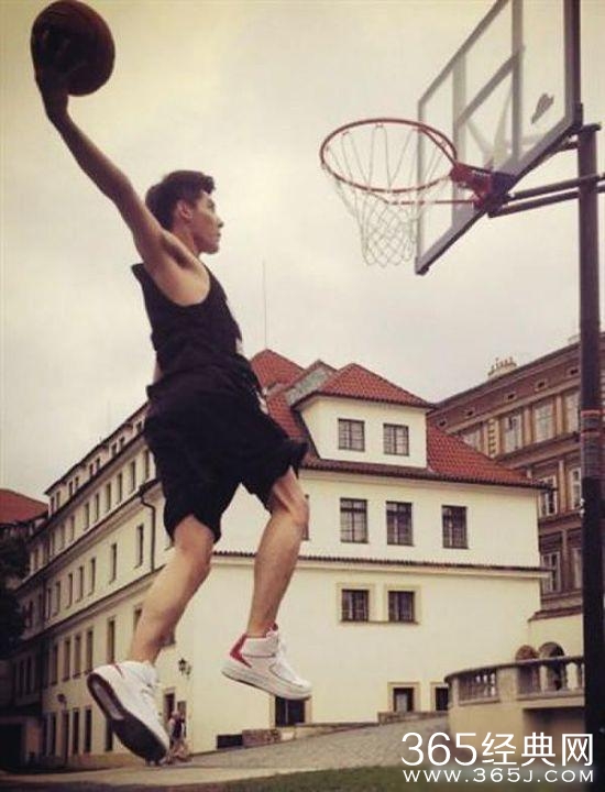 同样是打篮球，杨洋帅气逼人，他的姿势最销魂