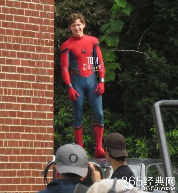 《蜘蛛侠：归来》新片场照 小蜘蛛身穿新战衣飞檐走壁