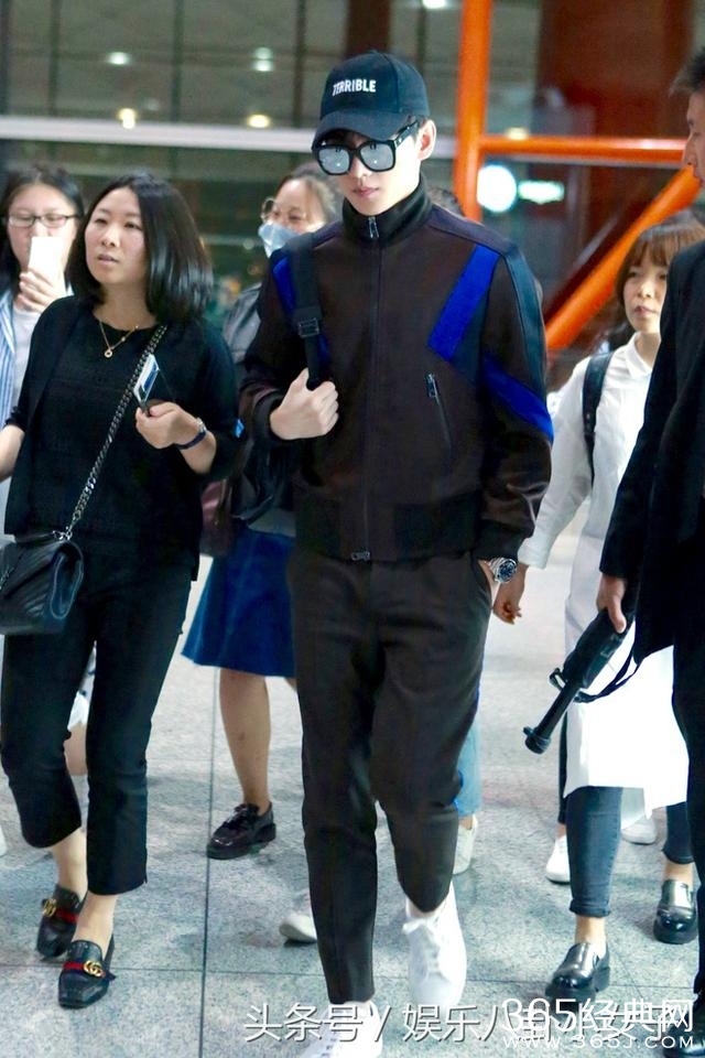 杨洋现身机场，接机粉丝可谓“人山人海”