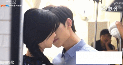 影视剧床戏吻戏幕后超尴尬 杨洋扑倒郑爽看着都疼赵丽颖快要冻僵