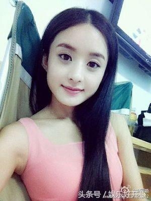 悲伤！赵丽颖本想开心的晒自己美照，却被照片中的背景女抢风头！