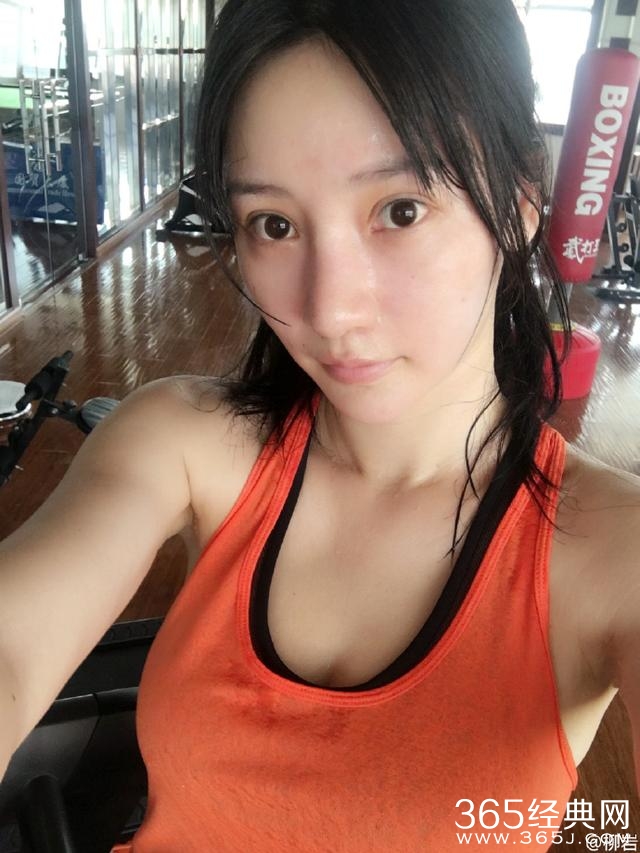 柳岩和刘涛穿上运动装，胸以下全是美腿！