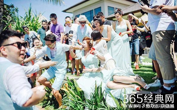 柳岩出道全靠胸？但一只手的照片却让人看的心酸