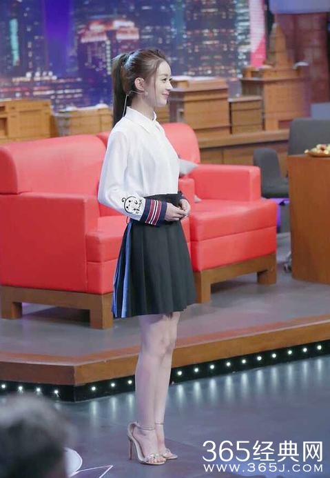赵丽颖好不容易穿鞋合脚，却被网友讽刺钟爱厚底好乡土