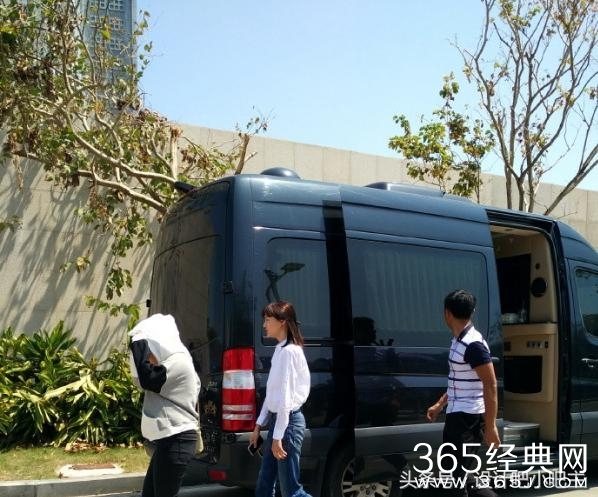 郑爽房车遭粉丝围观拍照     网友：女神的座驾真壕啊