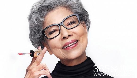 至今未婚的罗兰，成为圈中备受爱戴的老大姐