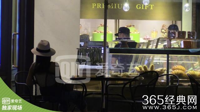 超能大星探：释小龙恋情疑曝光 与女子亲密搂腰同回酒店