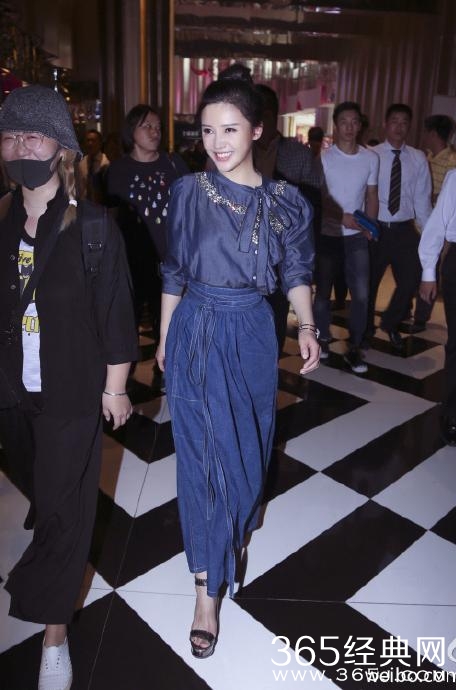 30岁杨子珊近照，和三年前的郑微相差太大，判若两人撞脸郑爽