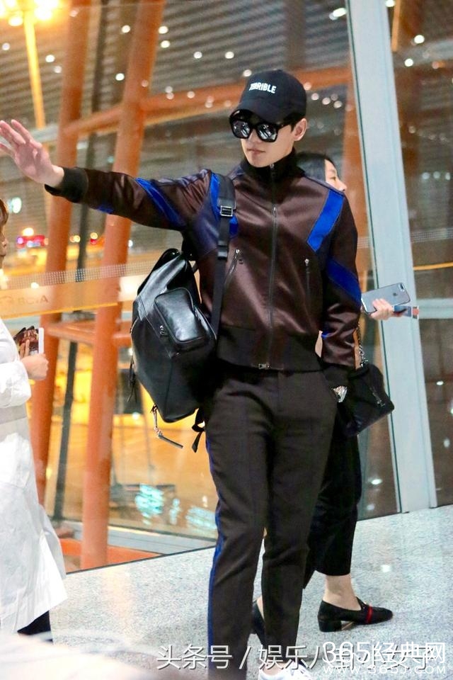 杨洋现身机场，接机粉丝可谓“人山人海”