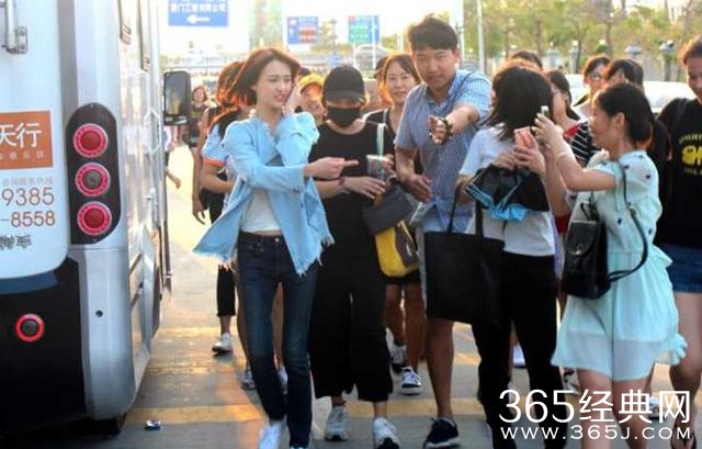 招黑没够？娜扎要这样走路，真要跟郑爽赵丽颖学学了