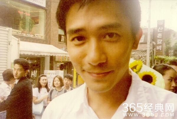 15岁辍学打工，红过周星驰演技超刘德华，8次得影帝，今仍拍戏