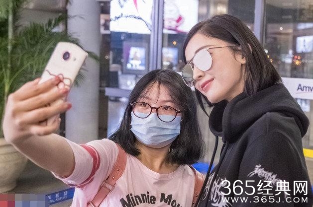娜扎机场无人识竟找托扮亲切？就这人气还好意思跟郑爽比？