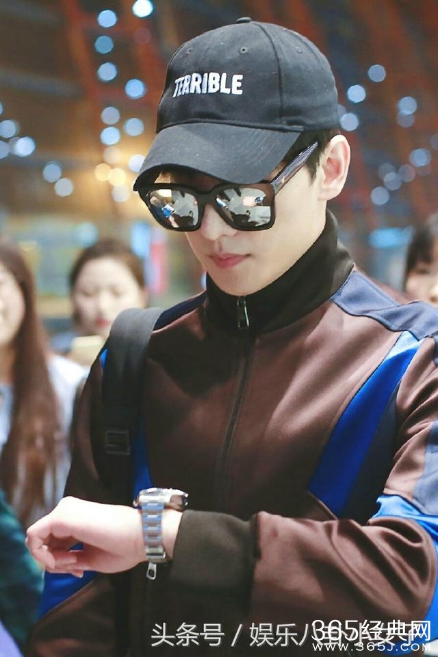 杨洋现身机场，接机粉丝可谓“人山人海”