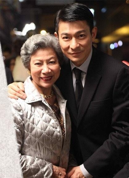 至今未婚的罗兰，成为圈中备受爱戴的老大姐