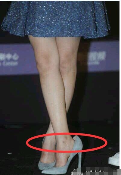 说好的赵丽颖《金星秀》换成了刘嘉玲，网友：没找到合适的鞋子？