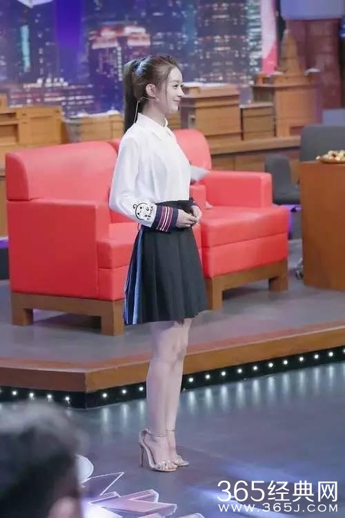 小脚硬穿大鞋 心疼赵丽颖的小脚丫