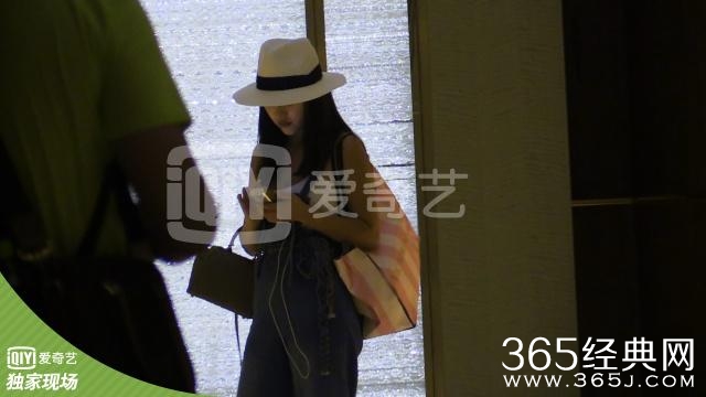 超能大星探：释小龙恋情疑曝光 与女子亲密搂腰同回酒店