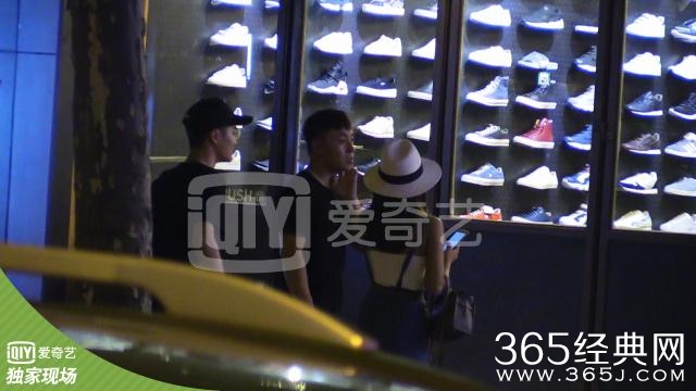 超能大星探：释小龙恋情疑曝光 与女子亲密搂腰同回酒店