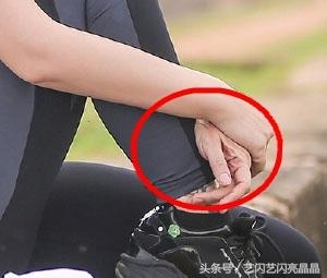 柳岩出道全靠胸？但一只手的照片却让人看的心酸