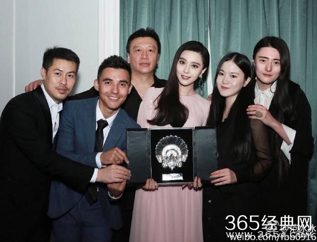 范冰冰西班牙领奖光鲜背后，众多工作人员挤一个屋子睡