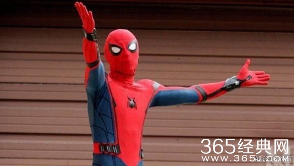 《蜘蛛侠：归来》新片场照 小蜘蛛身穿新战衣飞檐走壁